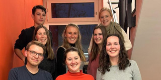 Gruppenfoto der Fachsschaft auf einer Treppe im EF50