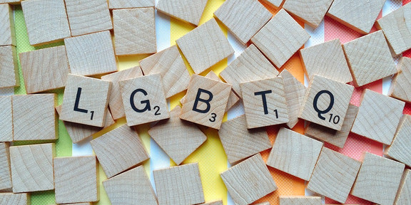 Kleine Holzkacheln mit den Buchstaben LGBTQ