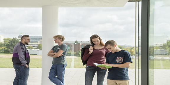 Studierende im Gespräche am Fenster