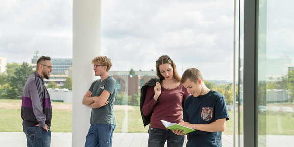 Studierende, Gespräch, Fenster Studierende im Gespräche am Fenster
